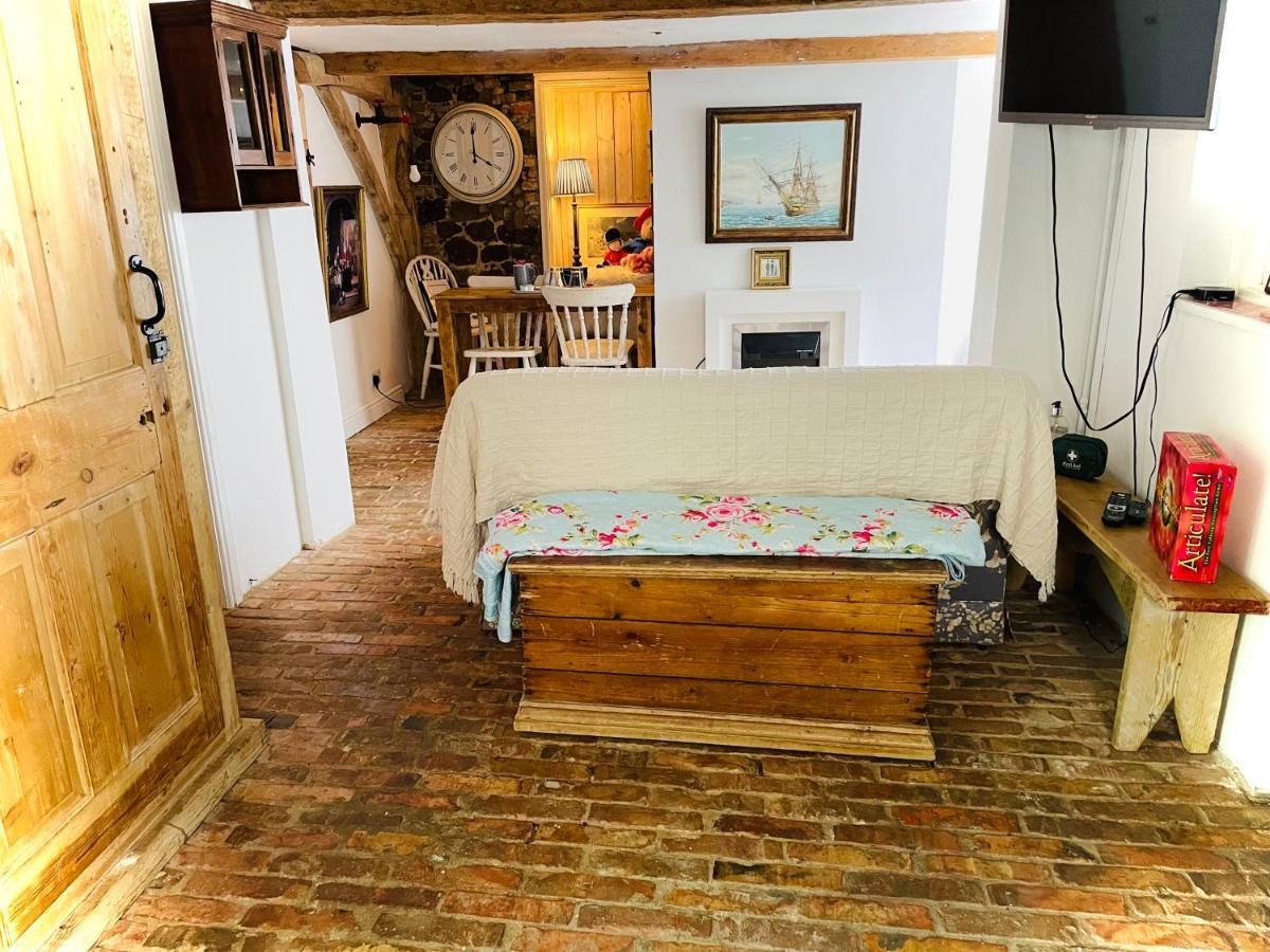 The Beehive, Ground Floor Apartment In Norfolk, No Shared Amenities Downham Market Dış mekan fotoğraf